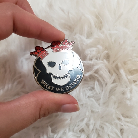 What we Devour, enamel pin skull - Picture 4 of 4